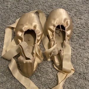 OLD POINTE SHOES